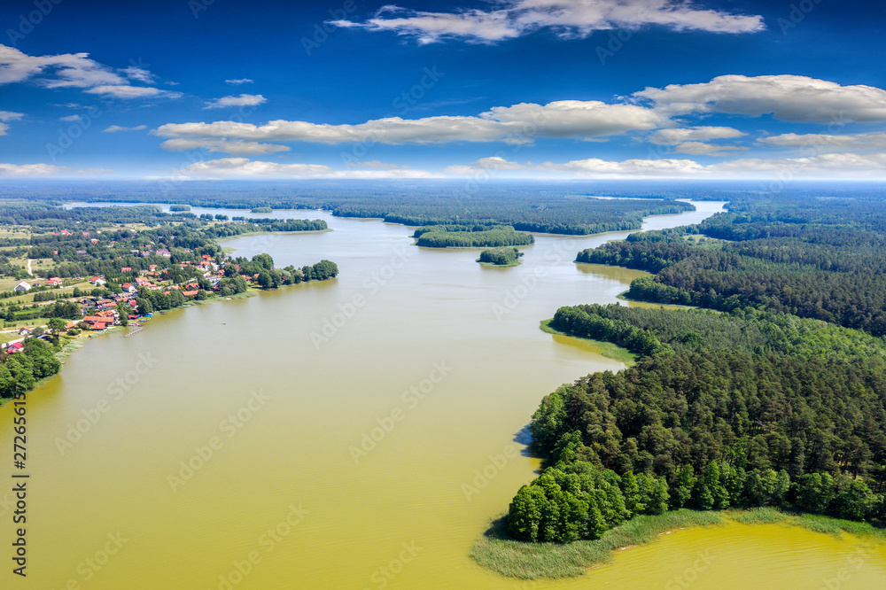 Czerwcowe kwitnienie wody w jeziorze Omulew na Mazurach w Polsce
