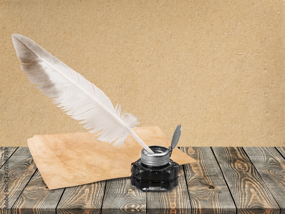 Foto Stock White feather quill pen, glass inkwell and old letter | Adobe  Stock