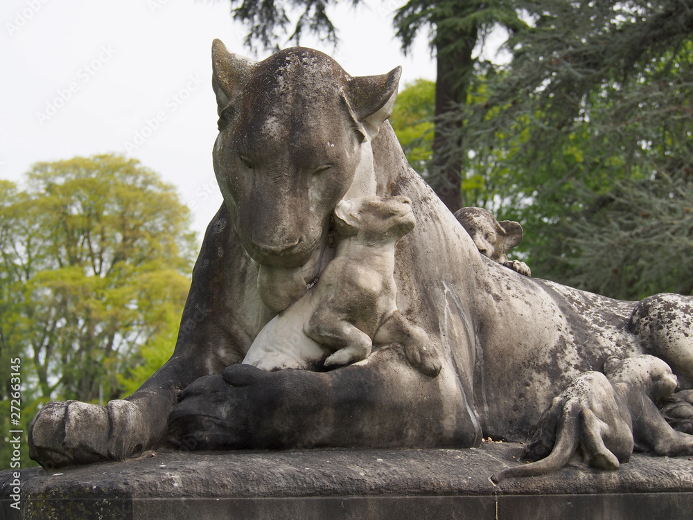 Statue d'une lionne et ses lionceaux