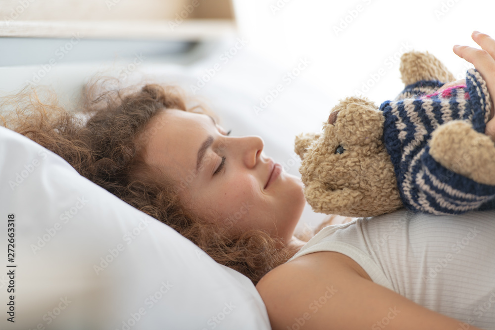 Woman relaxing in the white bedroom Of the apartment With various emotions With snacks, coffee, fruit in the morning Woman relaxing in the white bedroom Of the apartment With various emotions With snacks, coffee, fruit in the morning