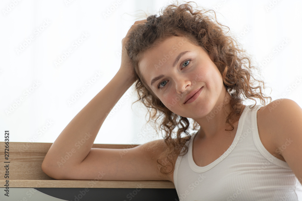 Woman relaxing in the white bedroom Of the apartment With various emotions With snacks, coffee, fruit in the morning Woman relaxing in the white bedroom Of the apartment With various emotions With snacks, coffee, fruit in the morning