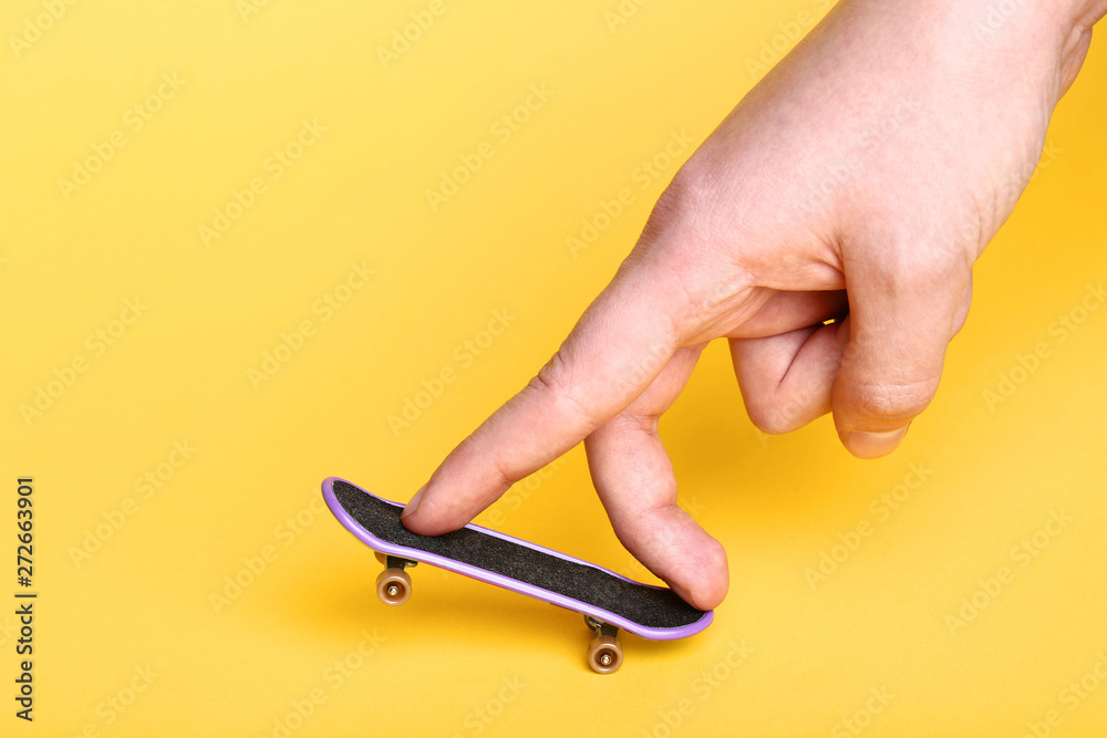Fingerboard and hand fingers on yellow background foto de Stock | Adobe  Stock