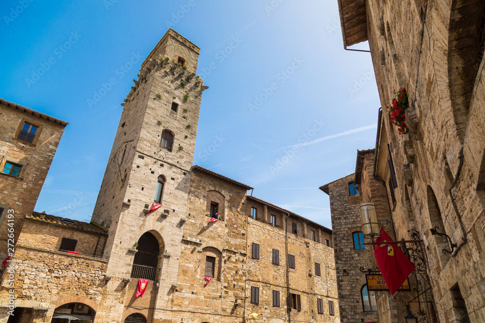 San Gimignano, vista della piazza principale con le torri.