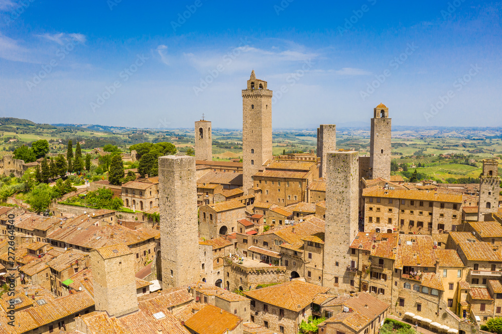 San Gimignano, vista aerea del paese in Toscana, Italia. I tetti delle case, le sue alte torri.