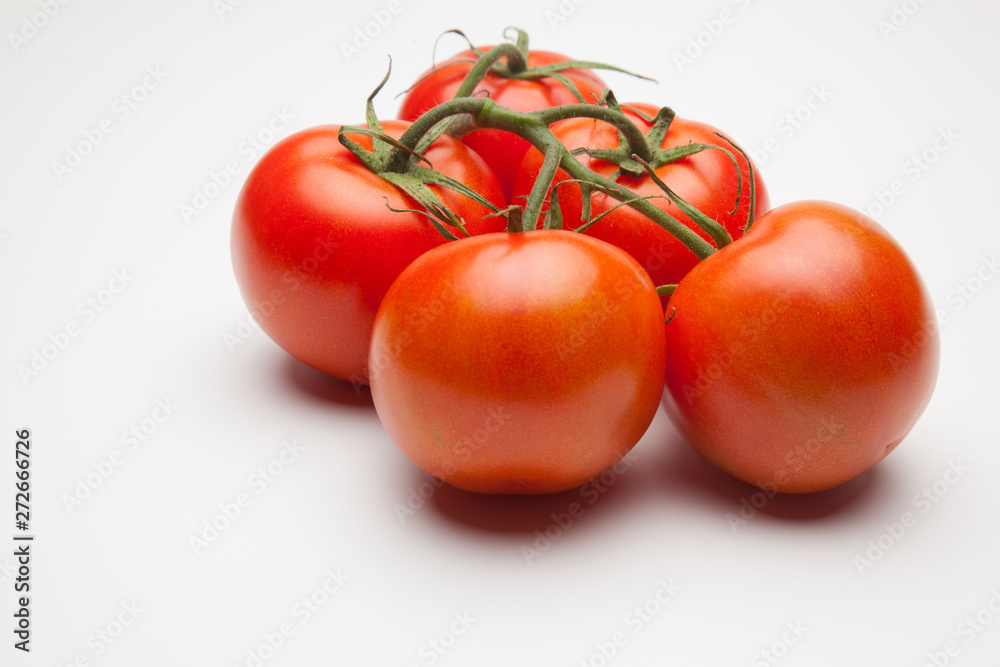 Tomates, rojos, sanos, saludables, llenos de sabor y vitaminas; se pueden comer crudos y cocinados,  se pueden hacer zumos y mermeladas, salsas, es ingrediente indispensable en la cocina mediterránea.