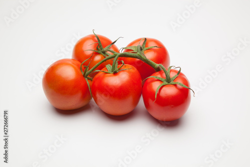 Tomates, rojos, frescos y saludables, los podemos comer crudos en ensaladas o bien podemos hacer mermeladas y salsas, los podemos rellenar con carne u otros vegetales. Los podemos cocinar