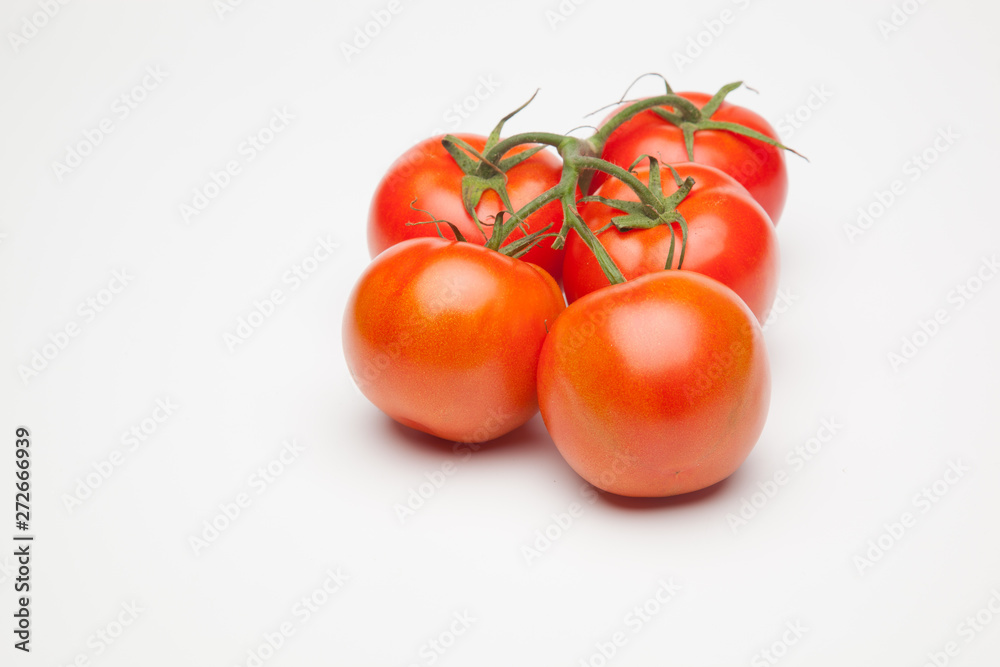 Tomates, rojos, frescos y saludables, los podemos comer crudos en ensaladas o bien podemos hacer mermeladas y salsas, los podemos rellenar con carne u otros vegetales. Los podemos cocinar Tomates, rojos, frescos y saludables, los podemos comer crudos en ensaladas o bien podemos hacer mermeladas y salsas, los podemos rellenar con carne u otros vegetales. Los podemos cocinar