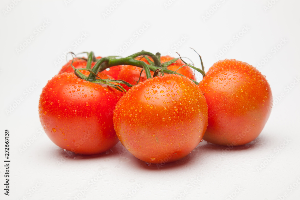 Tomates, rojos, sanos, saludables, llenos de sabor y vitaminas; se pueden comer crudos y cocinados, se pueden hacer zumos y mermeladas, salsas, es ingrediente indispensable en la cocina mediterránea. Tomates, rojos, sanos, saludables, llenos de sabor y vitaminas; se pueden comer crudos y cocinados, se pueden hacer zumos y mermeladas, salsas, es ingrediente indispensable en la cocina mediterránea.