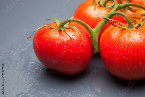 Tomates, rojos, frescos y saludables, los podemos comer crudos en ensaladas o bien podemos hacer mermeladas y salsas, los podemos rellenar con carne u otros vegetales. Los podemos cocinar