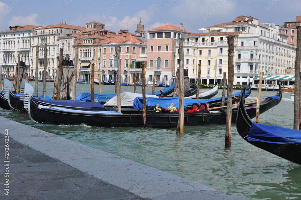 Venise, son canal et ses gondoles. Italie