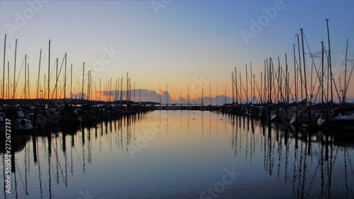 Fototapeta Naklejka Na Ścianę i Meble -  sunset by the harbor