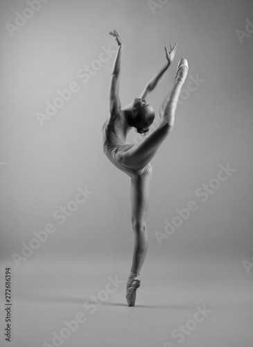 Obraz na plátně Ballerina in pointe shoes dancing in studio