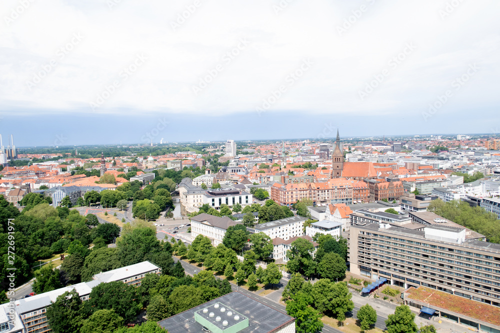 weitblick auf die kirche und gebäude in hannover niedersachsen deutschland fotografiert an einem sonnigen Tag im Juni