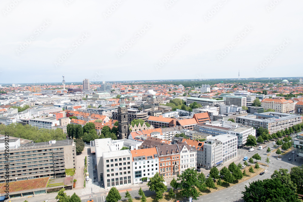 blick auf die bauliche struktur in hannover niedersachsen deutschland fotografiert an einem sonnigen Tag im Juni