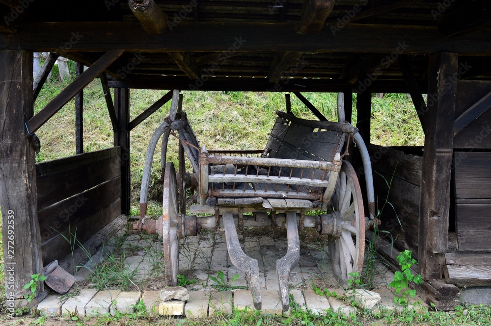 Obraz premium old wooden car in the village
