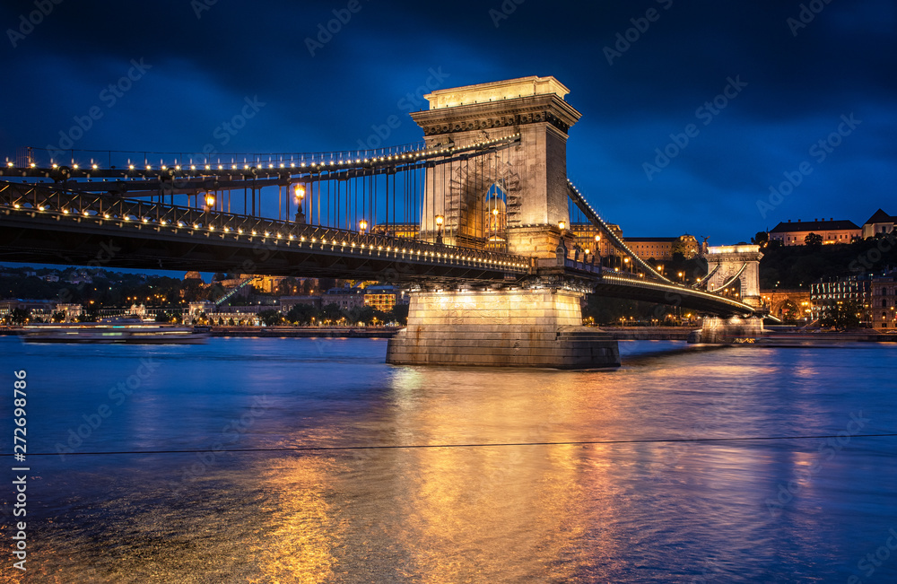 Obraz premium Most Łańcuchowy nocą w Budapeszcie
