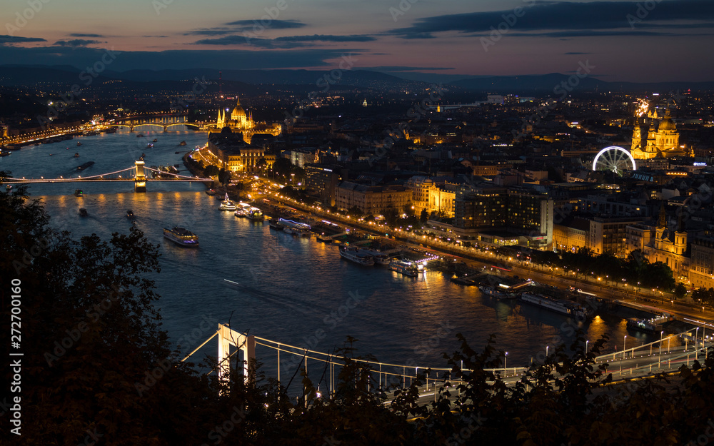 Panorama notturno di Budapest