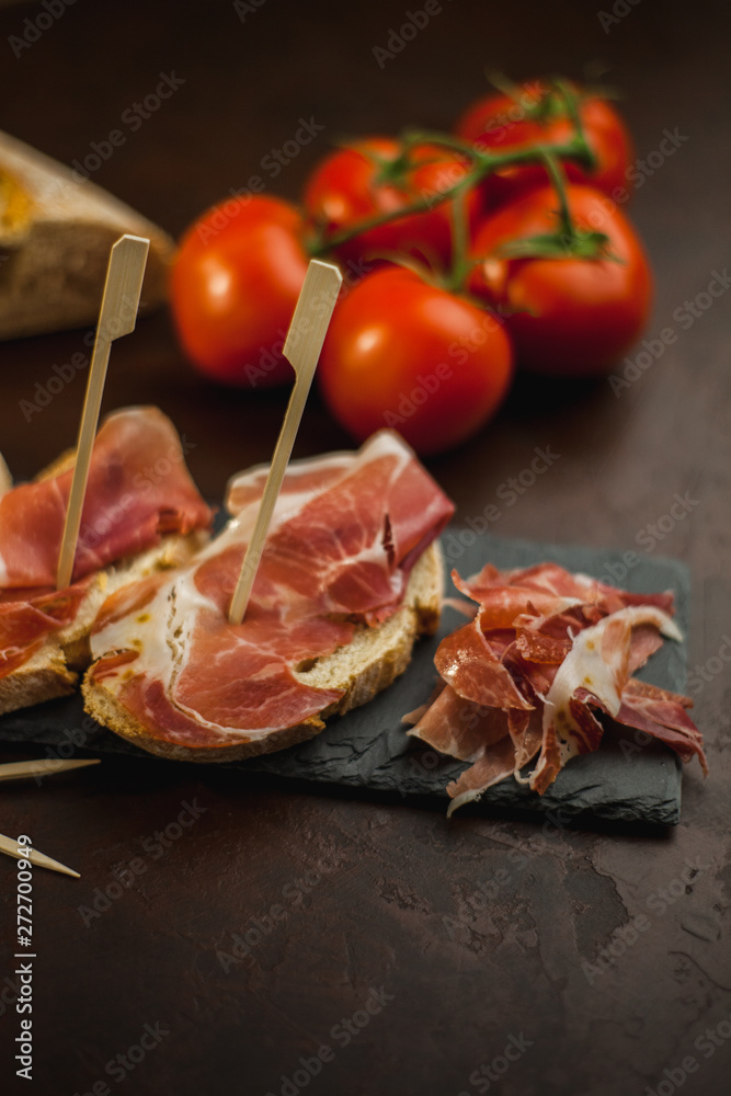 Tapa española de jamón serrano