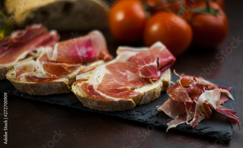 Jamón serrano ibérico sobre pan