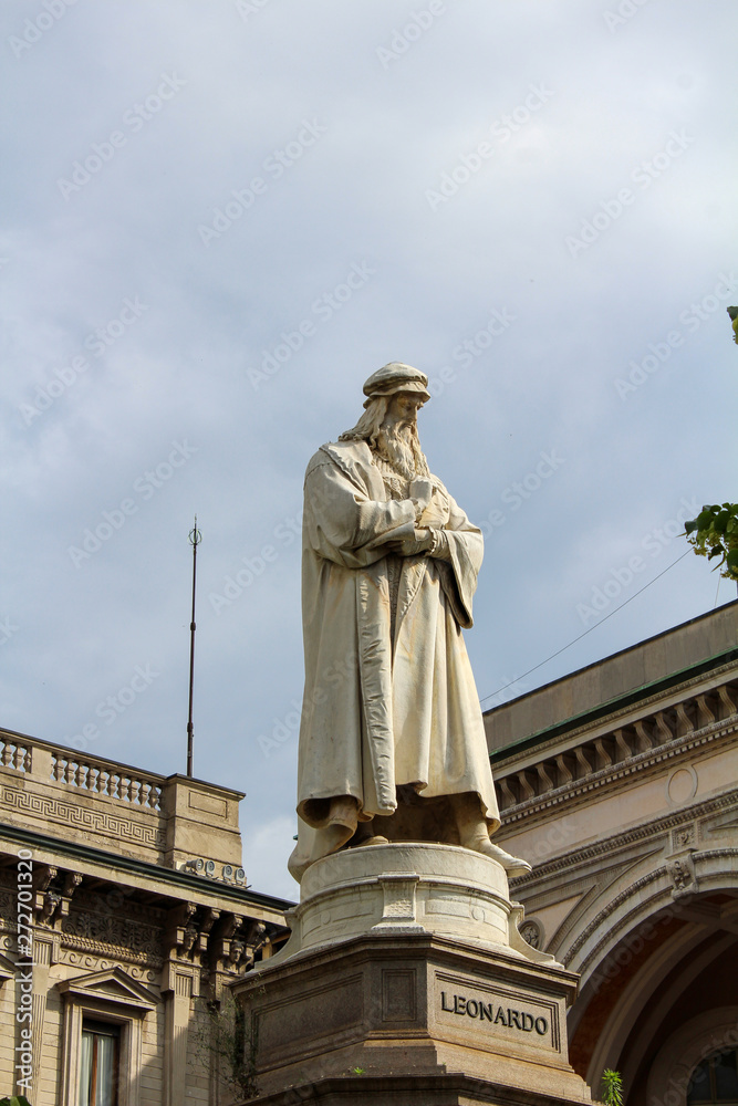 Fototapeta premium The statue of Leonardo Da Vinci in Milan