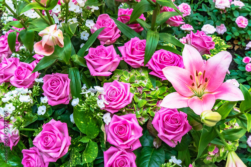 Strau   mit dunkelrosa Rosen und rosa Lilien