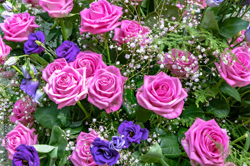 Strau   mit rosa farbenen und blauen Rosen und Schleierkraut