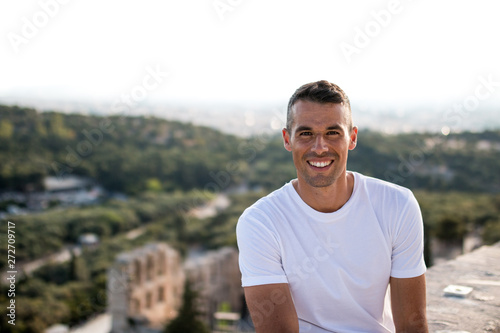 Portrait eines Mannes über der Silhouette von Athen, auf der Akropolis
