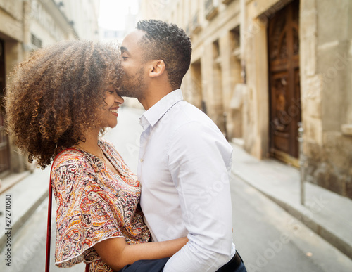 Tableau sur toile Side view of loving boyfriend kissing on girlfriend's forehead while standing in