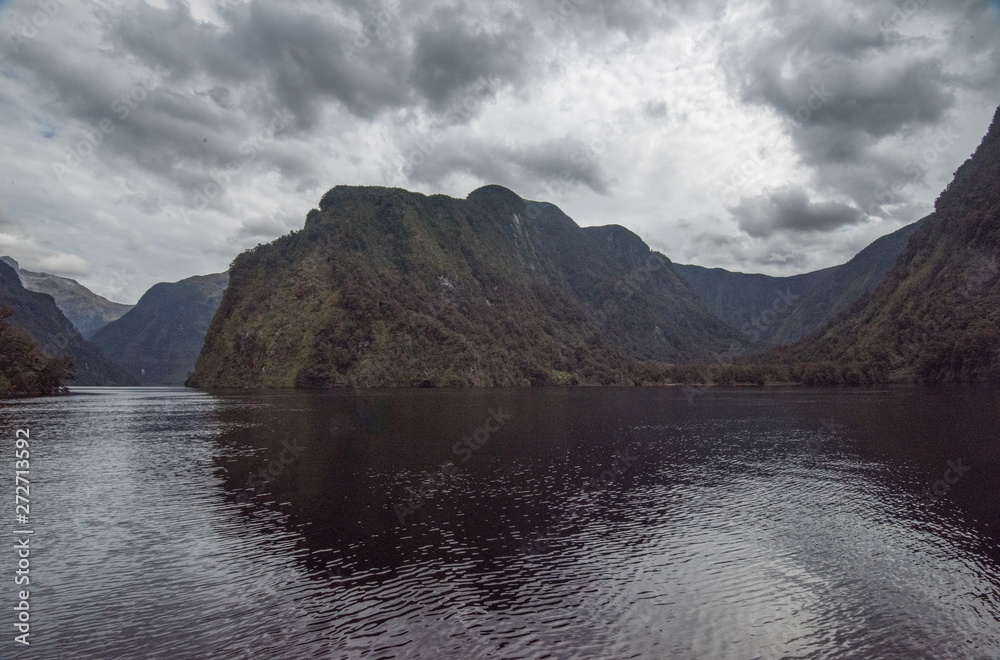 Naklejka premium Doubtful Sound on a Cloudy Day