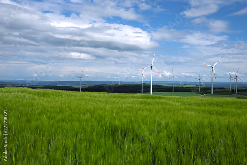 Windpark in der Eifel bei D  ngenheim-Gamlen mit Getreidefeld im Fr  hling und Windr  dern am Horizont - Stockfoto