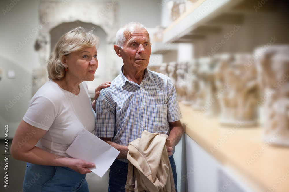 Obraz premium Couple of pensioners at museum