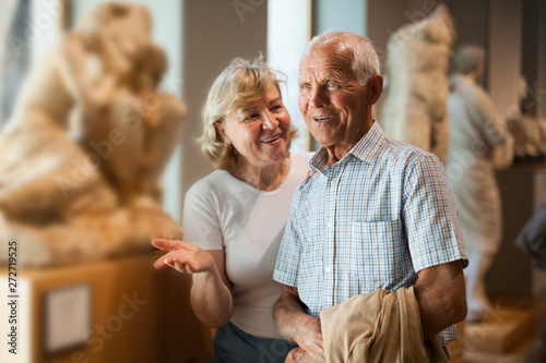 Obraz na płótnie Couple looking at exhibits