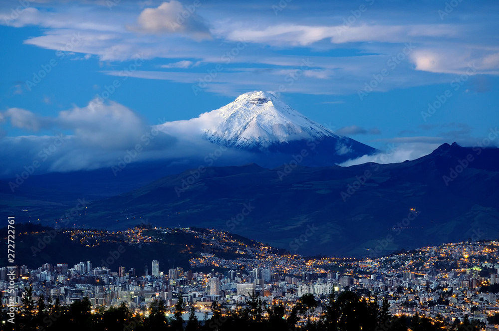 El Volcán Cotopaxi custodia la ciudad de Quito, Ecuador. - obrazy, fototapety, plakaty 