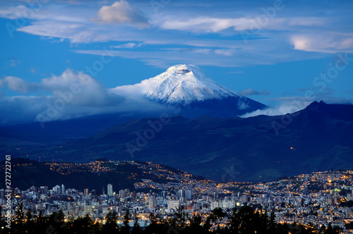 El Volcán Cotopaxi custodia la ciudad de Quito, Ecuador. photo