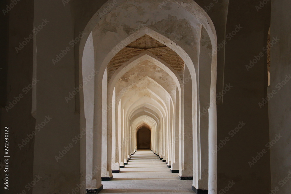 中央アジア　シルクロードの旅　ウズベキスタン　ブハラ　カラーン・モスクの回廊