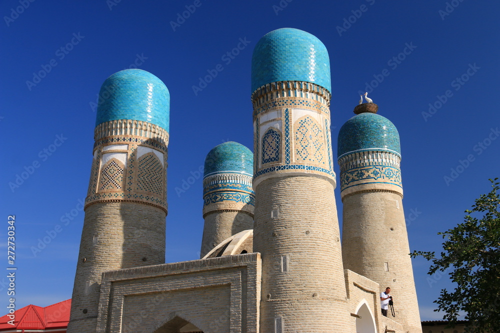 中央アジア　シルクロードの旅　ウズベキスタン　ブハラ　青空と青いチョル・ミナル