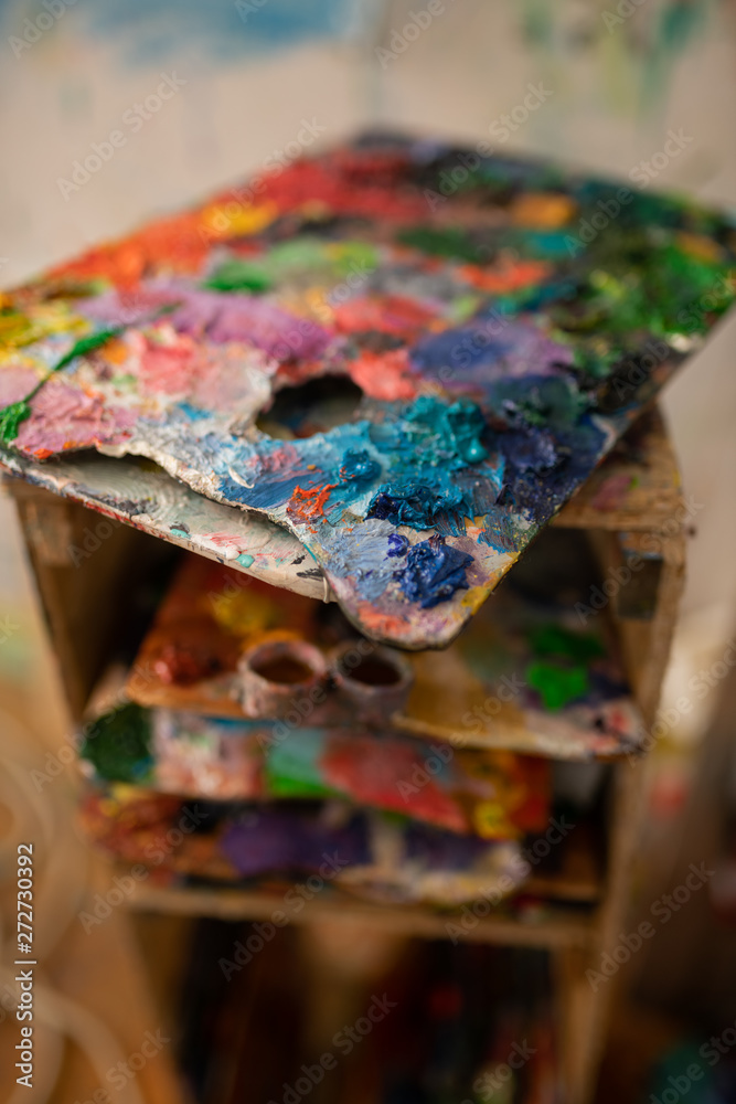 Fototapeta premium Close up of old color palette with different bright gouache