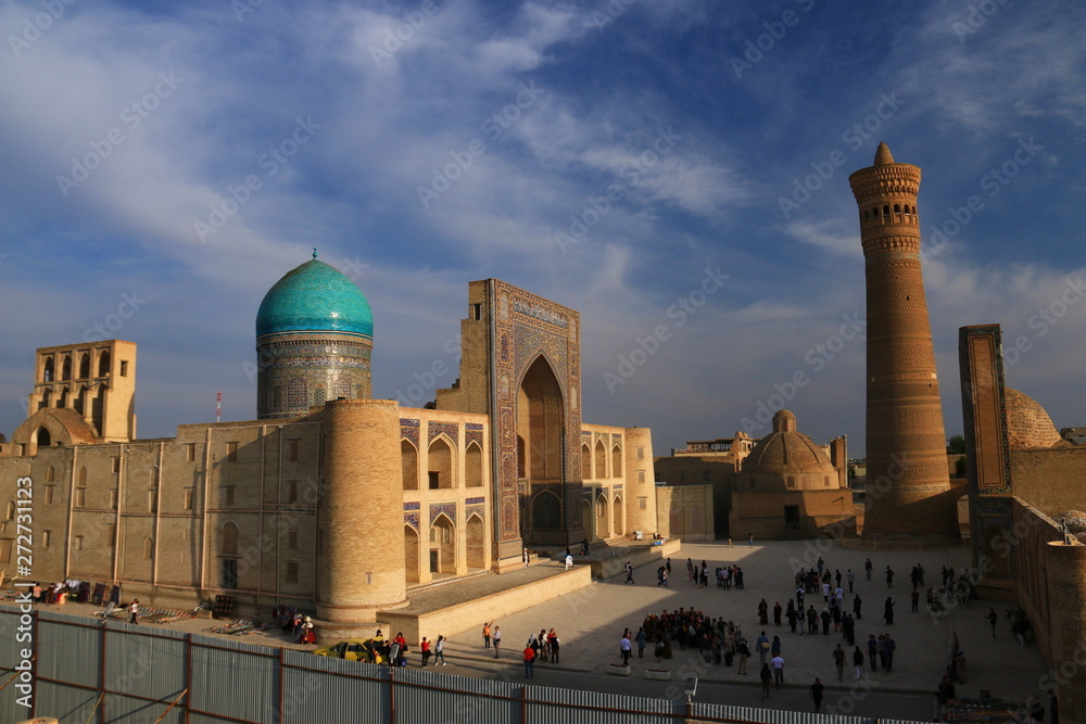 中央アジア　シルクロードの旅　ウズベキスタン　ブハラ　夕陽に映えるミル・アラブ・メドレセとカラー・ミナレット