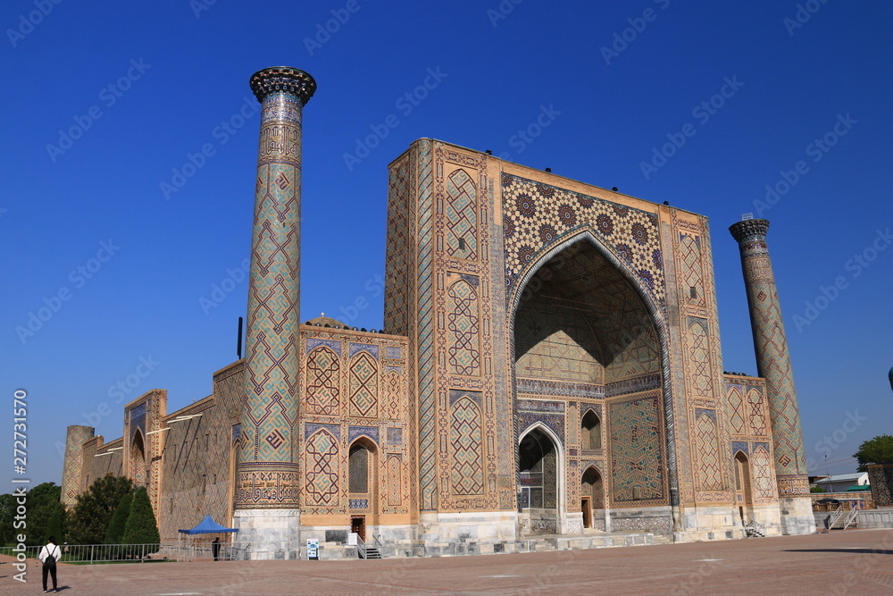 中央アジア　シルクロードの旅　ウズベキスタン　サマルカンド　レギスタン広場　ウルグベク・メドレセ