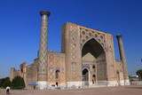 中央アジア　シルクロードの旅　ウズベキスタン　サマルカンド　レギスタン広場　ウルグベク・メドレセ
