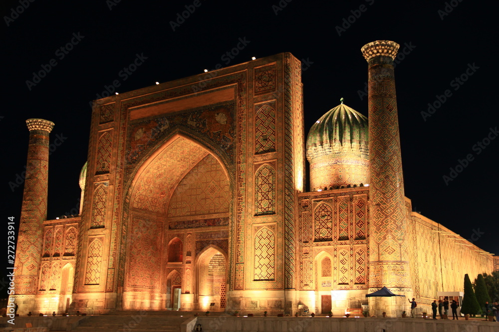 中央アジア　シルクロードの旅　ウズベキスタン　サマルカンド　レギスタン広場の夜景