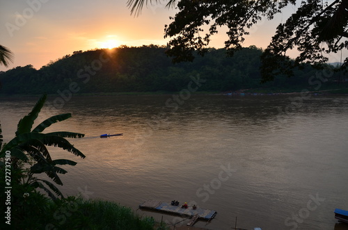 Photos ラオスの世界遺産のルアンパバーン　美しい夕日とメコン川を行き交うボート