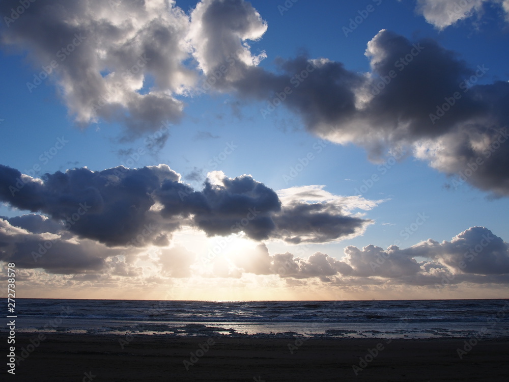Obraz premium North Sea beach in the later afternoon (Zandvoort aan Zee, North Holland, The Netherlands)