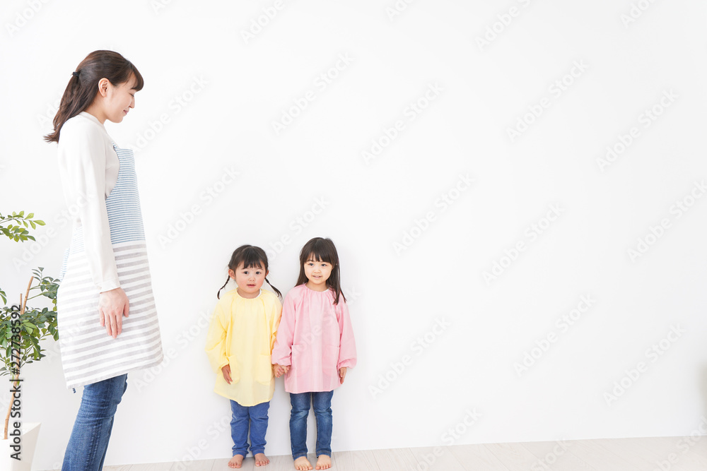 背比べをする子どもたち