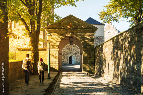 Fotografi Beautiful sun ray in the evening and shading from tree to the entrance of Bergen
