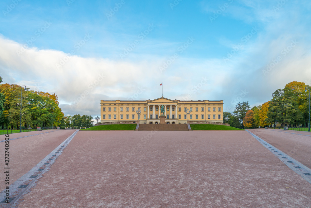 Obraz premium Front view of the Royal Palace and The equestrian statue of King Karl III Johan of Norway and Sweden stand in front of and blue sky in morning summer. Oslo, Norway.