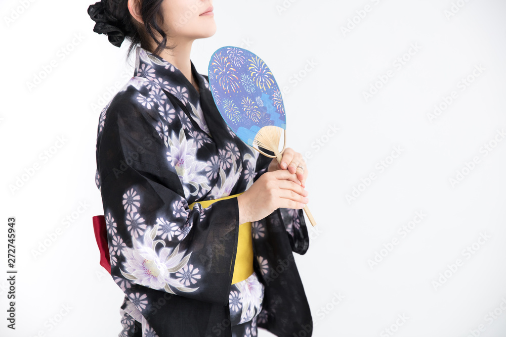浴衣を着た30代のきれいな女性が白背景でうちわを持って花火を見ている Stock 写真 Adobe Stock