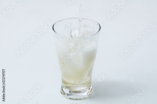 グラスに注がれる炭酸水 alcohol