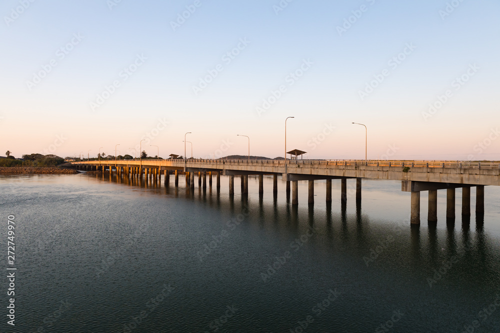 Brücke für den Insel-Transfer bei Sonnenaufgang