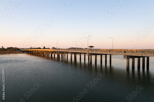 Brücke für den Insel-Transfer bei Sonnenaufgang